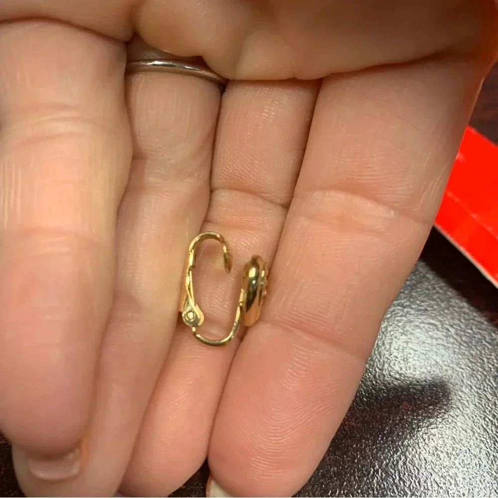 Avon Gold tone Heart Crystal clip Earrings Sparkling Heart NIB 1990